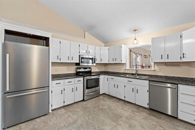 Building Photo - 16 Penfro Dr