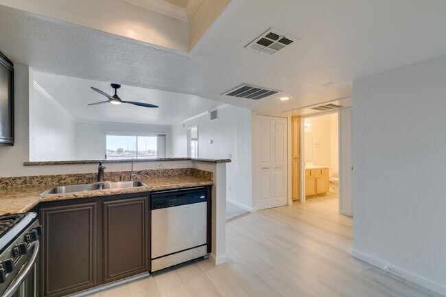 Building Photo - GORGEOUS 2 BEDROOMS UNIT*UPGRADED*TONS OF ...
