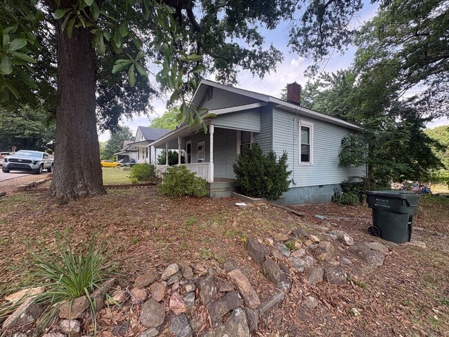 Building Photo - Charming Home Near Downtown Greer