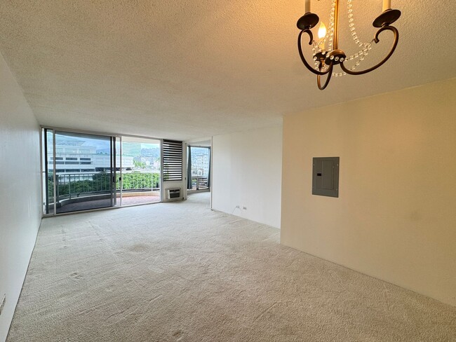 Building Photo - 2 bed, 2 bath, 1 parking condo in the hear...