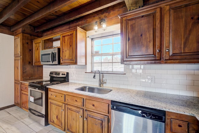 Building Photo - Beautiful 2 bed Ranch style home on 5 acres!