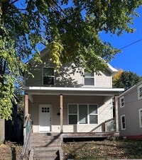 Building Photo - Three Bedroom Single Family Home - Close to everything!