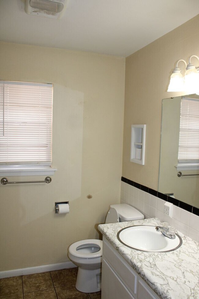 Building Photo - 5111 Leland Dr