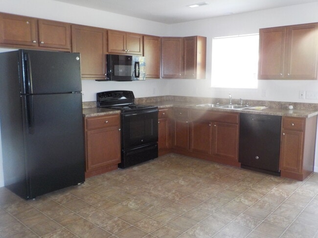 Building Photo - 2Bedroom, 1.5 Bath Townhouse