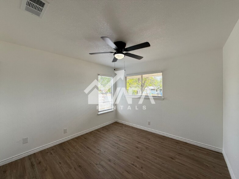 Building Photo - 315 Jamaica Dr