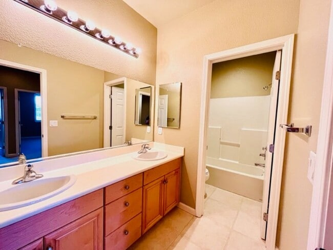 Building Photo - Beautiful 3BD/3BA, Two-Story Corner Unit C...