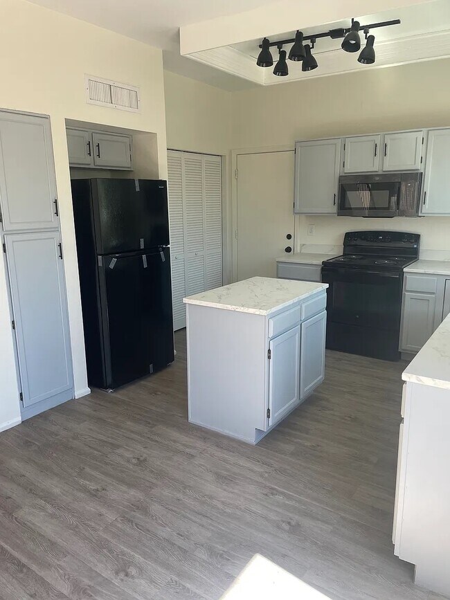 Building Photo - 3765 W Koshare Ln