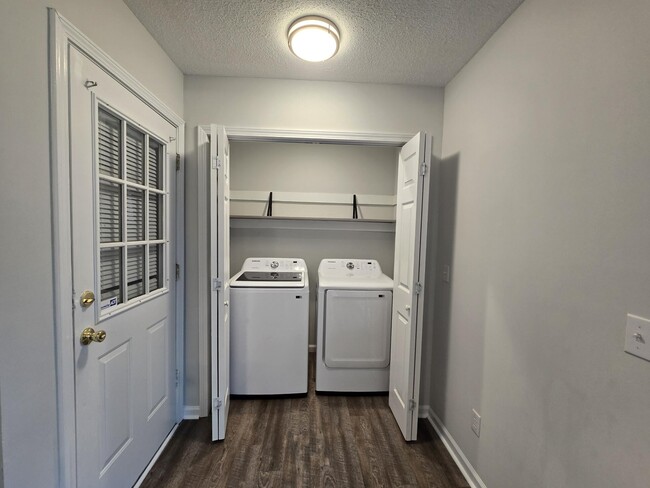 Building Photo - 620 Rainbow Dr