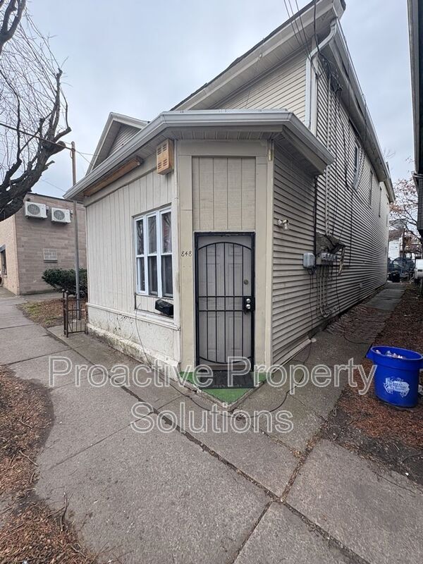 Building Photo - 850-850 Capouse Ave