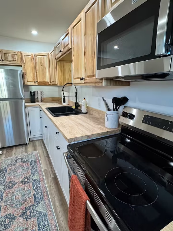 Building Photo - 676 Main Rd N