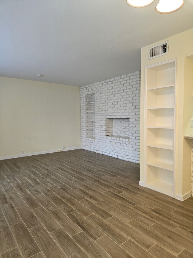 Building Photo - 2101 Fountain View Dr