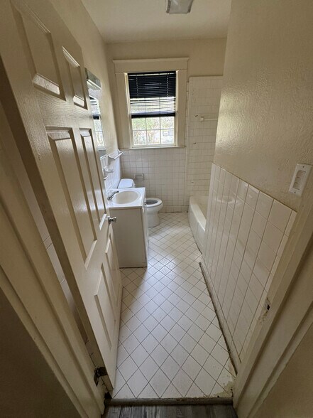 Building Photo - 4559 Clayton Dr