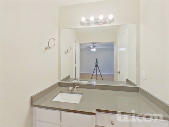 Building Photo - 417 Bryan Dr