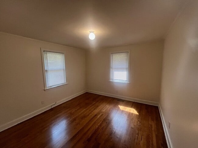 Building Photo - 3 bedroom 1 bath remodeled home.