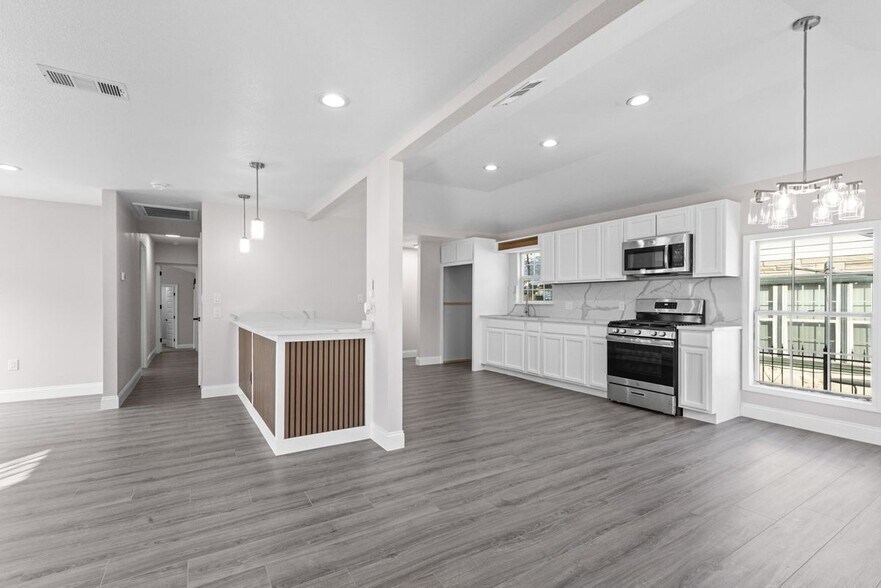 Building Photo - 2435 Sharon St