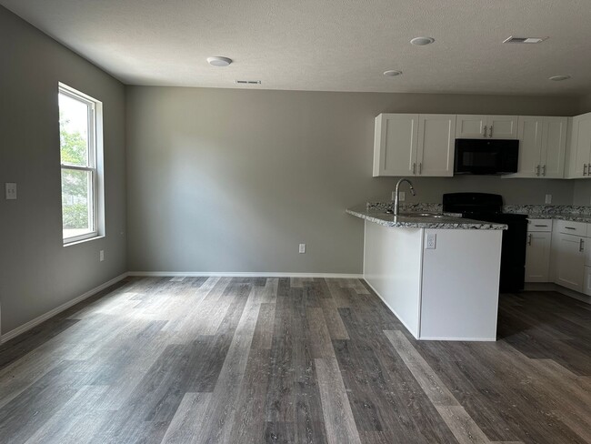 Building Photo - Fenced 3 bedroom home-Westbury Gardens!