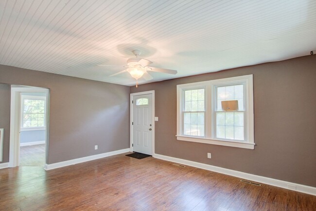 Building Photo - Renovated Home on Quiet Cul-De-Sac