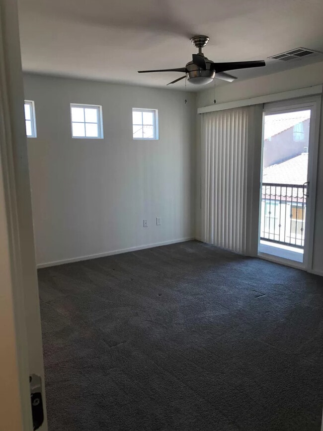 Building Photo - 2337 E Huntington Dr