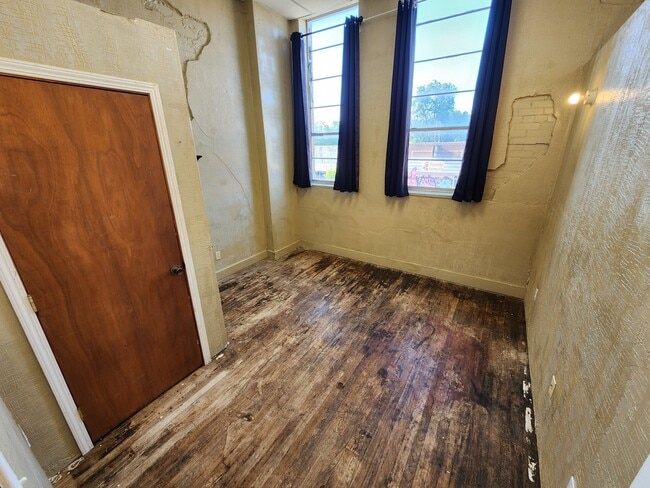 Building Photo - 208 MAINApt