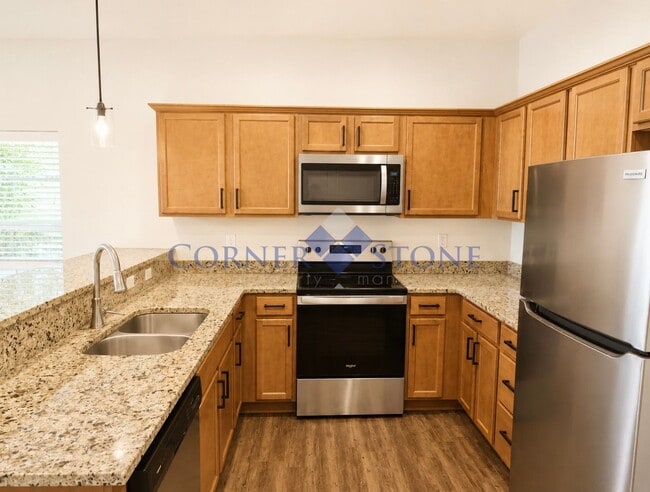 Building Photo - Charming Townhouse Close To The Village!
