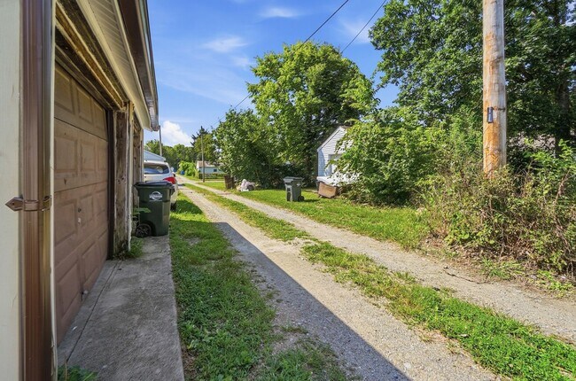 Building Photo - 413 Lockwood Ave