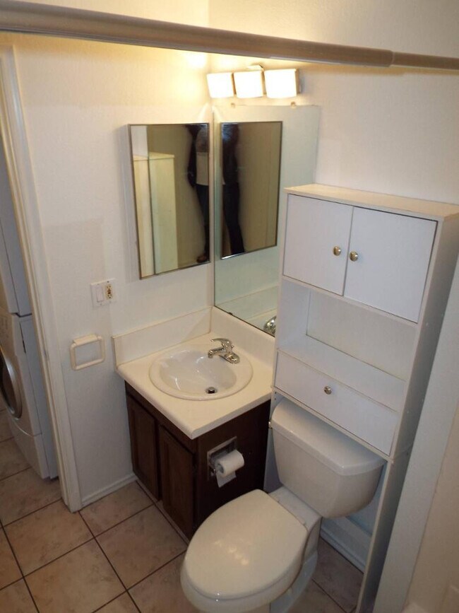 Building Photo - 1688 W Village Way