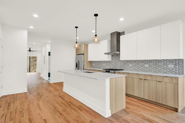 Building Photo - 554 W Cullerton St