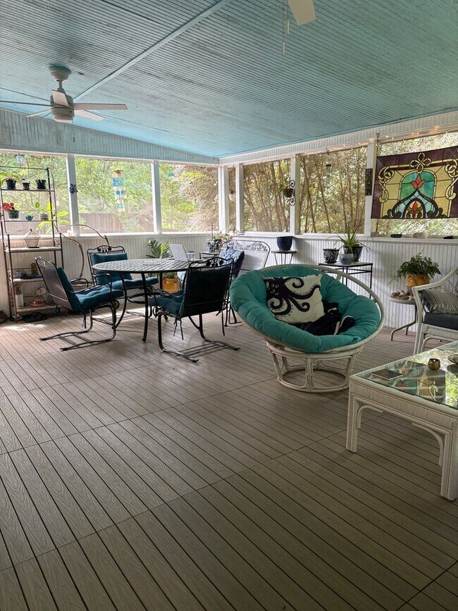 Building Photo - Large, private home in Rivercliff