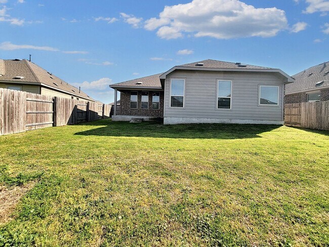 Building Photo - Beautiful One Level 3 BR / 2 BA Home for R...