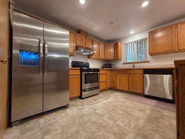Building Photo - Charming Rambler in Gated Clearwood Community