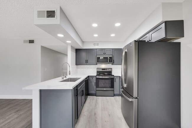 Building Photo - Gorgeous Remolded 2 bedroom condo