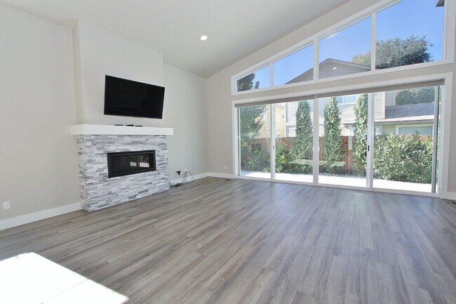 Building Photo - Alluring Beach-Style Home Nestled in SE Boise
