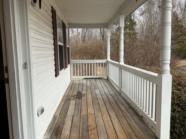 Building Photo - Country Living at its Best!