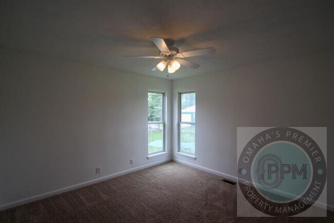 Building Photo - Beautiful 3Bd/2Ba Split entry in Omaha!