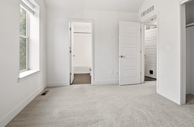 Building Photo - $2,645.95, 3 bed, 2.5 bath end unit located in Aurora with a washer and dryer.