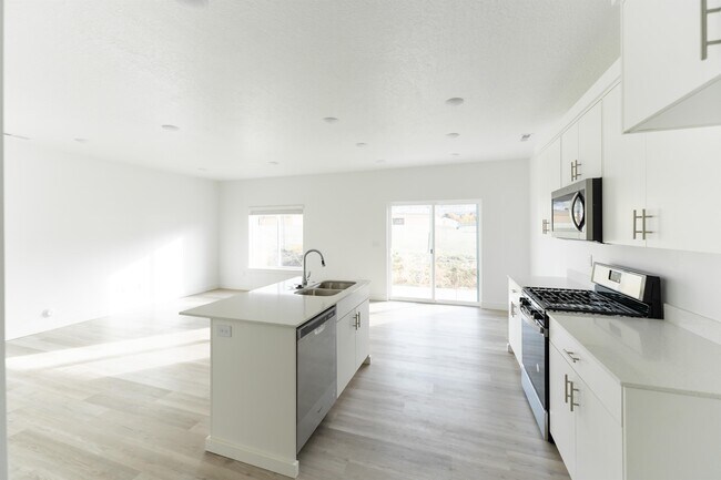 Building Photo - 48 410 W