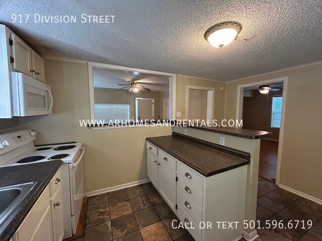 Building Photo - 917 Division Street | $850 | 2 beds, 1 ful...
