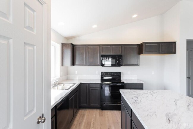 Building Photo - Beautiful Home with Bonus Room!