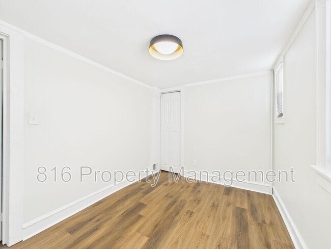 Building Photo - 4542 Chestnut Ave