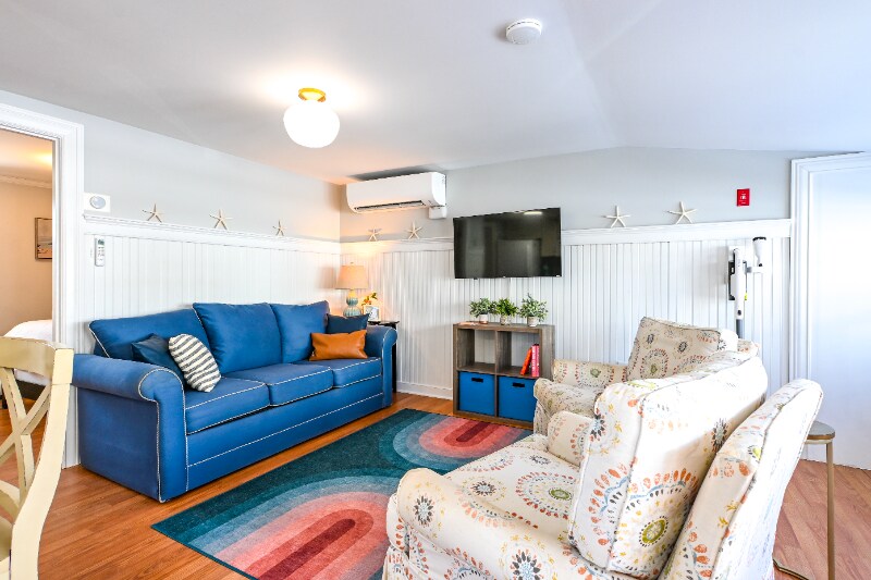 Building Photo - 8 Pine Tree Ave