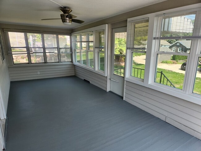 Building Photo - 3/2/1 Newly remodeled, near saddle creek, and med center