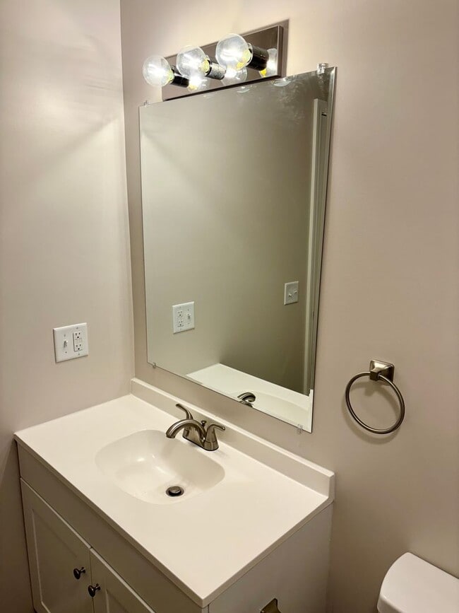 Building Photo - 925 W Market St