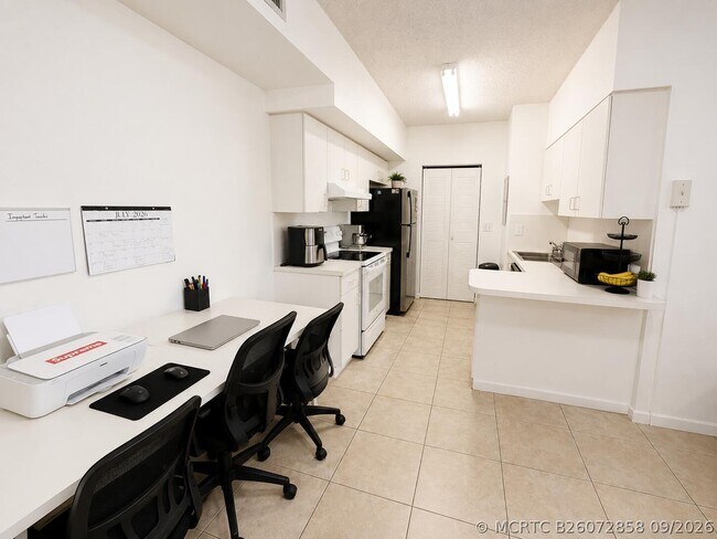 Building Photo - 3271 Sabal Palm Manor