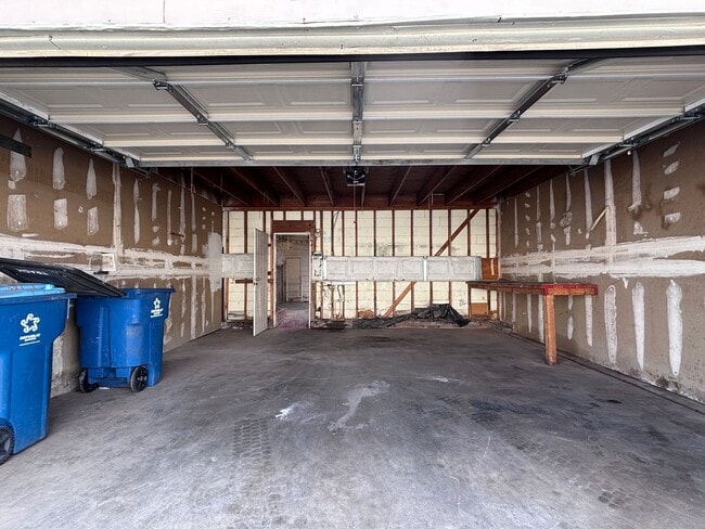 Building Photo - 3 Bedroom Townhouse with a 2 car garage and a middle courtyard area