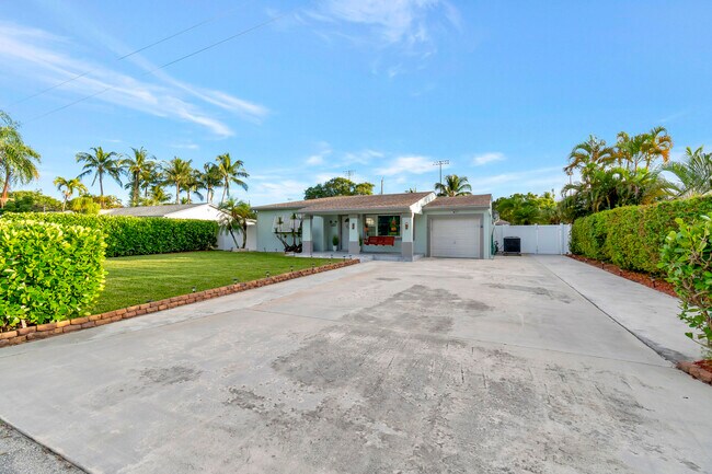 Building Photo - 310 Gulfstream Dr