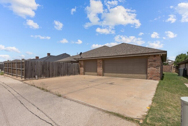 Building Photo - 2801 Savoy Pl