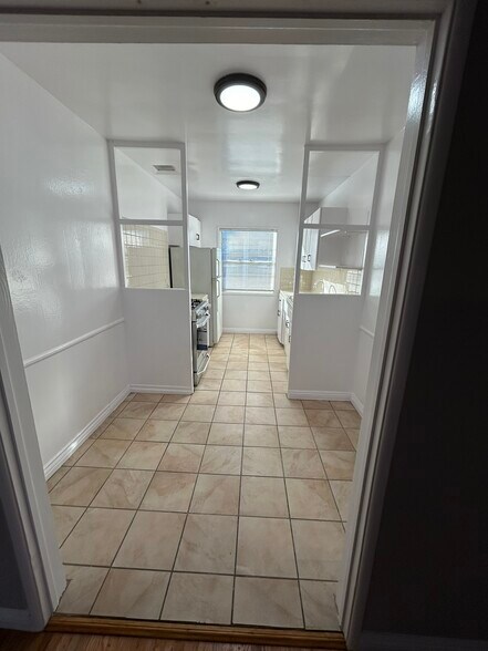Building Photo - 1740 N Kingsley Dr