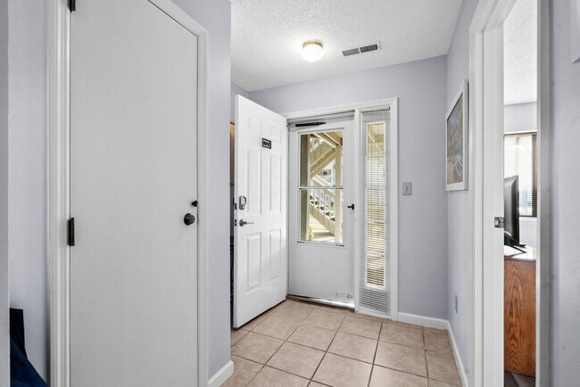 Building Photo - 1st Floor Seasonal Rental Available Octobe...