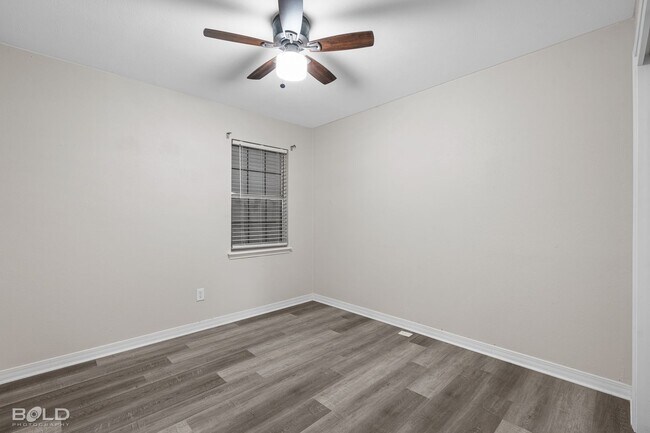 Building Photo - 3 bed 2 bath Town House