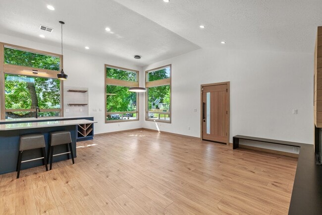 Building Photo - Beautiful home down town CDA